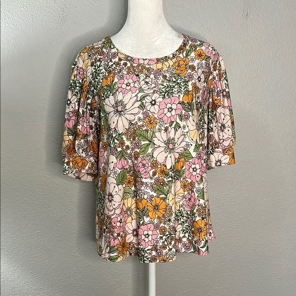Kim & Cami Eyelet Floral TShirt Size Small
